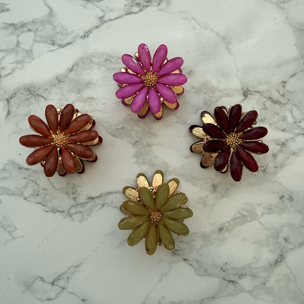 🛍️ Floral Enamel Daisy Hair Clips - Set of 4